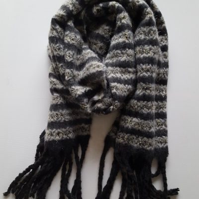 zwarte sjaal met strepen